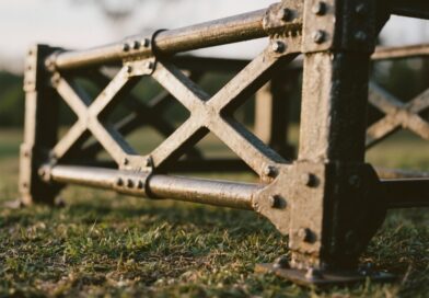 Apoio estruturado e obra estável com escoras metálicas para construção